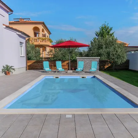 Comfortable In פולה